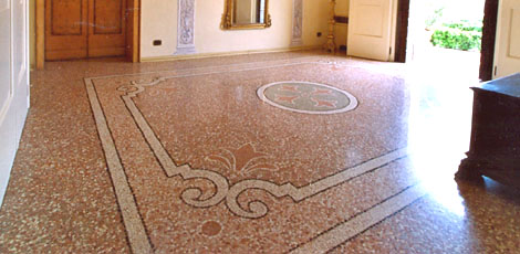 Sala d'ingresso realizzata con terrazzo alla veneziana